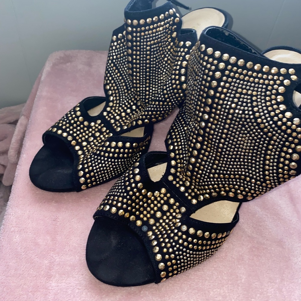 Golden strap up beauties 🤩